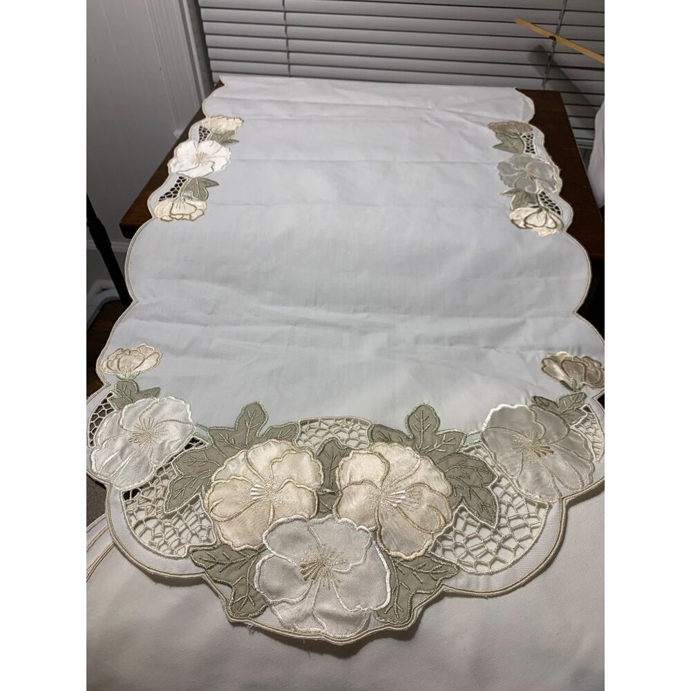 9 PC Applique Embroidery Table Linen Set Rustan’s - Picture 2 of 6